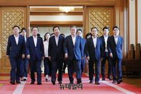 [포토] 오찬장으로 향하는 文 대통령과 여야 5당 원내대표