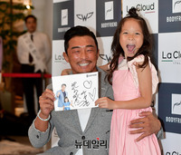 [포토] 광화문에 등장한 추성훈-추사랑 부녀