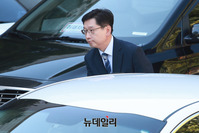 [포토] 차량에서 내리는 김경수 경남지사