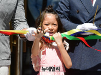 [포토] 커팅식 참석한 추사랑