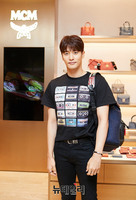 [포토] 포토타임 갖는 배우 성훈