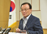 [포토] 기자들의 질문에 답하는 이해찬 