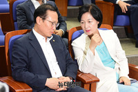 [포토] 대화 나누는 추미애 대표와 홍영표 원내대표