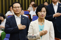 [포토] 국민의례 하는 추미애 대표와 홍영표 원내대표