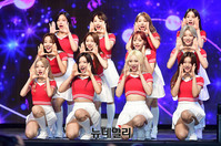 [포토] 타이틀곡 'Hi High' 선보이는 이달의소녀 완전체