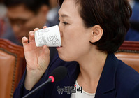 [포토] 물마시는 김현미 국토교통부 장관