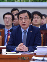 [포토] 발어하는 조명균 통일부 장관