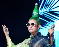 [포토] 코믹한 포즈 취하는 노라조 조빈