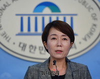 [포토] 브리핑하는 정호진 정의당 대변인