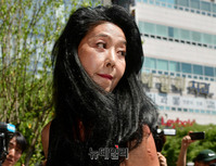 [포토] 밝은표정으로 출석한 김부선, 입장문 읽으며 눈물