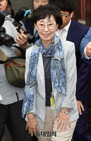 [포토] 인사청문회 입장하는 최영애 국가인권위원장 후보자