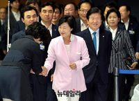 [포토] 전당대회 입장하는 더불어민주당 지도부