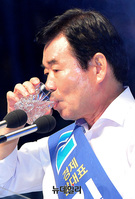 [포토] 물 마시지는 김진표 당 대표 후보