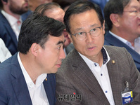 [포토] 전당대회서 대화 나누는 홍영표-윤관석