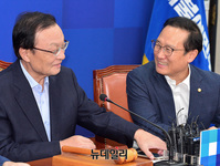 [포토] 대화 나누는 이해찬-홍영표