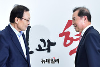 [포토] 김병준 자유한국당 비대위원장 예방한 이해찬 민주당 신임 당대표