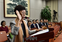 [포토] 인사청문회 선서하는 최영애 국가인권위원장 후보자