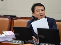 [포토] 청와대일자리 상황판 관련 질의하는 김진태 의원