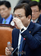 [포토] 물 마시는 최종구 금융위원장