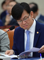 [포토] 국회 정무위 회의 참석한 김상조 공정거래위원장