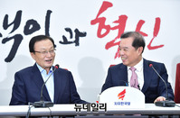 [포토] 대화나누는 이해찬-김병준