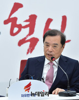 [포토] 이해찬 신임 당대표 맞으며 인사말하는 김병준 위원장