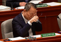 [포토] 눈 감싸는 백운규 산업통상자원부 장관