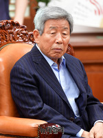 [포토] 이해찬 신임 당대표 맞는 유인태 국회사무총장