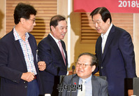 [포토] 공화주의 토론회서 악수나누는 김병준-김무성