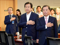 [포토] 국민의례하는 김병준-김무성