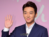 [포토] 배우 정욱, 반가운 손인사