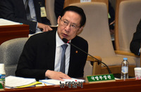 [포토] 질의에 답하는 송영무 국방부 장관