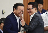 [포토] 대화 나누는 김부겸-박지원