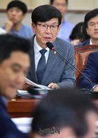 [포토] 답변하는 김상조 공정거래위원장