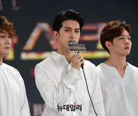 [포토] 뮤지컬 무대 서는 빅스 켄 "루이 역 맡았어요"