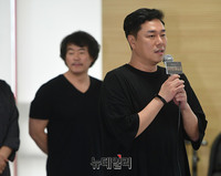 [포토] 포르토스 역으로 무대 오르는 김법래