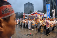 [포토] 광화문광장에 들어서는 만장과 상여