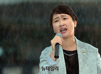 [포토] 비 맞으며 발언하는 이언주 