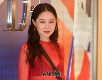 [포토] 잠실에 등장한 공효진, 레드 시스루로 시선 강탈