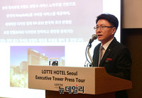 [포토] 오픈 앞둔 '이그제큐티브 타워' 소개하는 박재홍 총지배인 