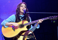 [포토] 감미로운 기타 연주 선보이는 '로시'