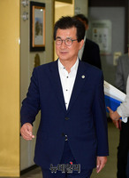 [포토] 시도지사협의회 입장하는 이시종 충북지사