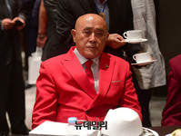 [포토] 조창조 출판기념기념회 참석한 배우 조춘