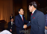 [포토] 악수하는 설운도-이재오