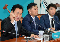 [포토] 최고위원회의 주재하는 손학규 신임 대표