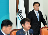 [포토] 첫 최고위원회의 참석하는 손학규