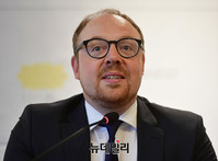 [포토] 120주년 기념 갈라 준비하는 '크레멘스 트라우트만' 도이치 그라모폰 사장