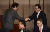 [포토] 악수 나누는 문희상 의장과 이낙연 총리