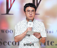 [포토] 남우현 쇼케이스 사회 맡은 배순탁 작가