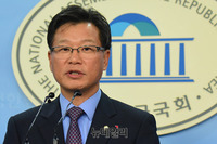 [포토] 첫 브리핑하는 이양수 자유한국당 신임 원내대변인